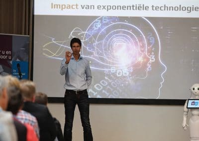 Keynote-spreker-met-robot-impact-robots-en-exponentiele-technologie-in de zorg