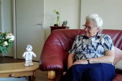 Robot Maatje voor oudere eenzame mensen thuis